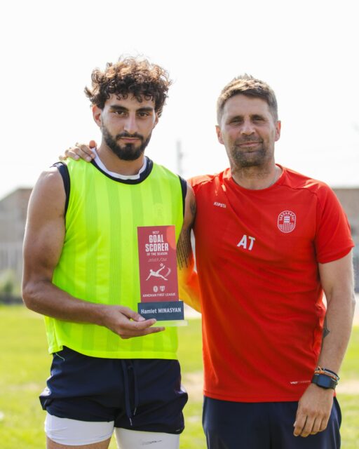 🤩 Sardarapat FC striker Hamlet Minasyan has received the club’s special award as the Top Goalscorer of the 2025/26 Armenian First League season.
Hamlet finished the campaign with 30 goals, becoming the league’s leading scorer ⚽
🙌 The award was presented by head coach Alex Torres, while his teammates wished him many more successful seasons and hoped to see him repeat this remarkable achievement year after year.
#SardarapatFC • #BornInVictory #SFC #HamletMinasyan #BestGoalscorer