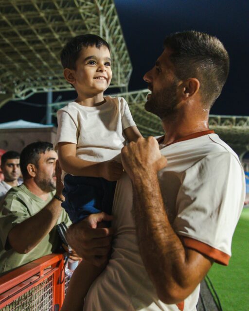 @danielyan_22 and his #1 fan 🤩
#SardarapatFC • #BornInVictory #SFC